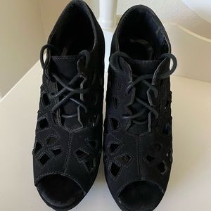 Delicacy Black Wedge